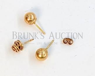 14K GOLD STUD EARRINGS (1) PAIR OF 14K GOLD BALL STUD EARRINGS. (1) SINGLE 14K STUD EARRING - COILED WIRE. TOTAL APPROX WEIGHT: