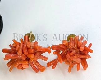 NATURAL STONE JEWELRY LOT (1) LOT OF NATURAL STONE JEWELRY INCLUDING: - MOTHER OF PEARL EARRINGS/PENDANT - CORAL SCR...