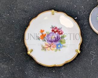 (2) ENAMELED BRACELETS / (3) PORCELAIN PCS (2) ENAMELED YOUTH BANGLE BRACELETS. (3) ASSORTED PORCELAIN PCS - LIMOGES PIN,...
