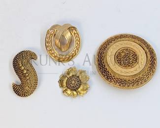 (4) VINTAGE GOLD TONED PINS (4) VINTAGE GOLD TONED FASHION PINS. NO MARKS LARGEST IS 2.5" IN DIAMETER
