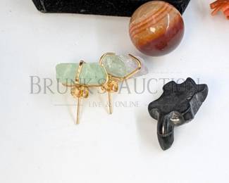 NATURAL STONE JEWELRY LOT (1) LOT OF NATURAL STONE JEWELRY INCLUDING: - MOTHER OF PEARL EARRINGS/PENDANT - CORAL SCR...