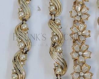 LOT OF GOLD TONED VINTAGE FASHION JEWELRY (1) LOT OF GOLD TONED VINTAGE FASHION JEWELRY. 4 NECKLACES (1 IS 14K GOLD P...