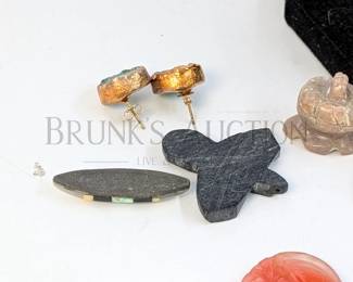 NATURAL STONE JEWELRY LOT (1) LOT OF NATURAL STONE JEWELRY INCLUDING: - MOTHER OF PEARL EARRINGS/PENDANT - CORAL SCR...
