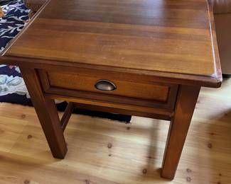Honey oak single-drawer accent/end table.