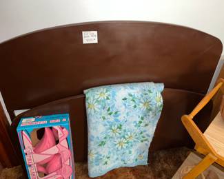 Vintage metal full size bed - very nice! 