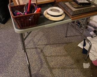 Dog grooming table