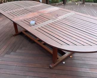 Oval table with two leaves