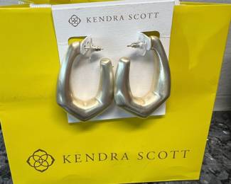 NEE Kendra Scott brushed gold earrings
