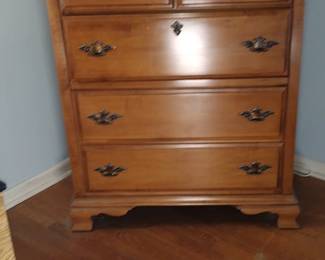 NICE MAPLE BEDROOM FURNITURE SET