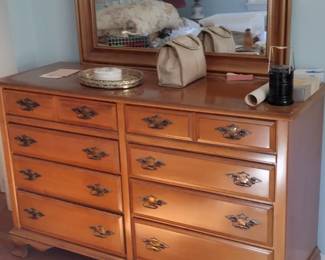 NICE MAPLE, SOLID WOOD BEDROOM FURNITURE SET + MIRROR