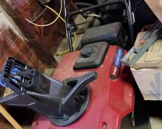 TORO POWER CLEAR SNOWBLOWER, ALMOST NEW!