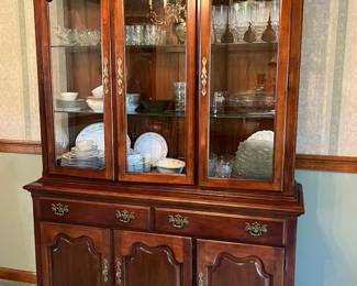 Thomasville china hutch