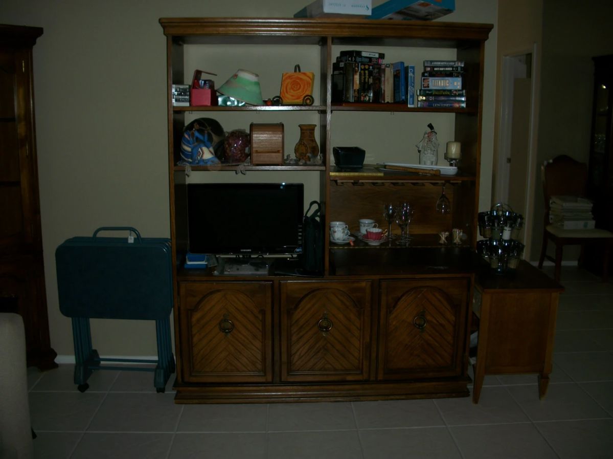 Room divider/bar with built in stemware holder
