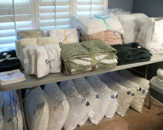 queen bedding and like new pillows