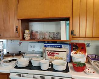 Collection of pyrex measuring cups