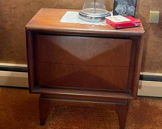 Pair of United Furniture Nightstands Walnut Diamond 