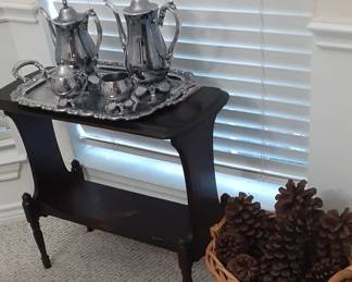 Vintage Table
Coffee/Tea Service
Badket of Pine Cones