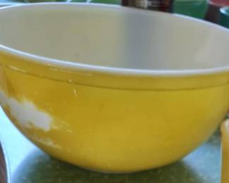 Pyrex  Primary Yellow Mixing Bowl