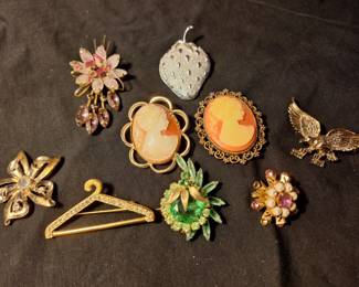 Vintage Brooch Pins
Juliana Brooch
Cameo brooches
