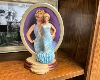 Marilyn Monroe Diamonds & Pearls Statue & Plate