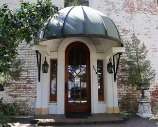 Magnificent entrance!