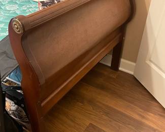 Twin daybed with trundle underneath