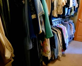 LOTS of women's clothes. XL to XXXL