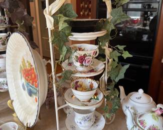 Teapots and tea cups with brands such as: Cordon Bleu, Nantucket, Porcelain Treasures, Royal Danube, Laura Ashley, Baum Bros, David Michael, Windsor, Royal Albert, Sadler, Arthur Wood & Son, Royal Caldone, Royal Castle, Chugai, Tuscan, Royal Heritage, Wade, Taylor & Kent, Villeroy & Boch, Collingwoods, Royal Vale, Old Foley, Victoria and Albert, Miracle Maize Cornbread