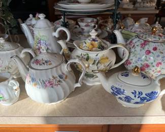 Teapots and tea cups with brands such as: Cordon Bleu, Nantucket, Porcelain Treasures, Royal Danube, Laura Ashley, Baum Bros, David Michael, Windsor, Royal Albert, Sadler, Arthur Wood & Son, Royal Caldone, Royal Castle, Chugai, Tuscan, Royal Heritage, Wade, Taylor & Kent, Villeroy & Boch, Collingwoods, Royal Vale, Old Foley, Victoria and Albert, Miracle Maize Cornbread