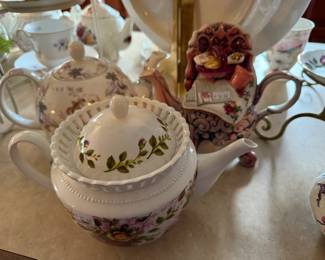Teapots and tea cups with brands such as: Cordon Bleu, Nantucket, Porcelain Treasures, Royal Danube, Laura Ashley, Baum Bros, David Michael, Windsor, Royal Albert, Sadler, Arthur Wood & Son, Royal Caldone, Royal Castle, Chugai, Tuscan, Royal Heritage, Wade, Taylor & Kent, Villeroy & Boch, Collingwoods, Royal Vale, Old Foley, Victoria and Albert, Miracle Maize Cornbread