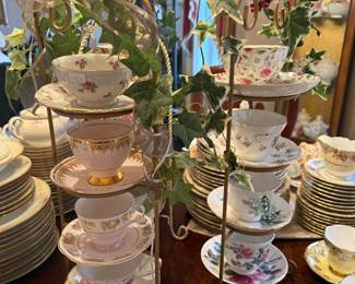 Teapots and tea cups with brands such as: Cordon Bleu, Nantucket, Porcelain Treasures, Royal Danube, Laura Ashley, Baum Bros, David Michael, Windsor, Royal Albert, Sadler, Arthur Wood & Son, Royal Caldone, Royal Castle, Chugai, Tuscan, Royal Heritage, Wade, Taylor & Kent, Villeroy & Boch, Collingwoods, Royal Vale, Old Foley, Victoria and Albert, Miracle Maize Cornbread