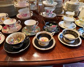 Teapots and tea cups with brands such as: Cordon Bleu, Nantucket, Porcelain Treasures, Royal Danube, Laura Ashley, Baum Bros, David Michael, Windsor, Royal Albert, Sadler, Arthur Wood & Son, Royal Caldone, Royal Castle, Chugai, Tuscan, Royal Heritage, Wade, Taylor & Kent, Villeroy & Boch, Collingwoods, Royal Vale, Old Foley, Victoria and Albert, Miracle Maize Cornbread