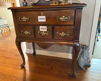 Pedestal accent table