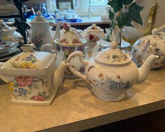 Teapots and tea cups with brands such as: Cordon Bleu, Nantucket, Porcelain Treasures, Royal Danube, Laura Ashley, Baum Bros, David Michael, Windsor, Royal Albert, Sadler, Arthur Wood & Son, Royal Caldone, Royal Castle, Chugai, Tuscan, Royal Heritage, Wade, Taylor & Kent, Villeroy & Boch, Collingwoods, Royal Vale, Old Foley, Victoria and Albert, Miracle Maize Cornbread