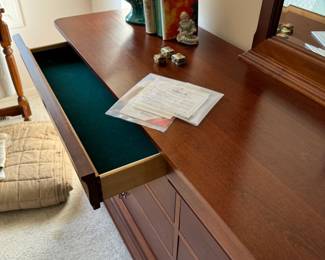 Beautiful Thomasville dresser. High high quality. There are 3 pieces of this set. Purchased from Carter's Furniture.