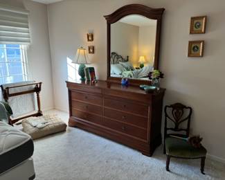 Beautiful Thomasville dresser. High high quality. There are 3 pieces of this set. Purchased from Carter's Furniture.