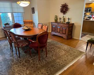 Very pretty dining room