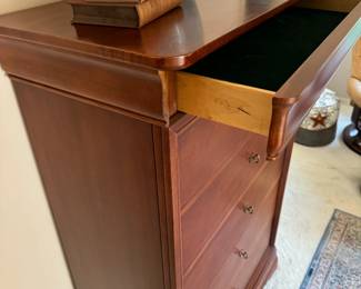 Beautiful Thomasville dresser with top hidden drawer. There are 3 pieces of this set. Purchased from Carter's Furniture. Outstanding quality. Please see plant damage (?) on very top, which you most likely won't be able to see)