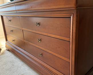 Beautiful Thomasville dresser. High high quality. There are 3 pieces of this set. Purchased from Carter's Furniture.