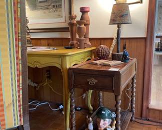 Henredon Barley Twist Side Table, Pinecone Ornament