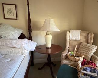 Poster bed, side table & accent chair