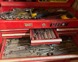 Hundreds of Tools!!
Small and large toolboxes
