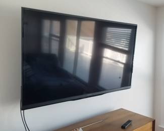 Flat screen TV with wall mount bracket