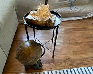 Black metal tray table, globe, black/gray/white rug