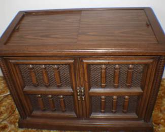  06 Magnavox Console stereo With AM FM, turntable