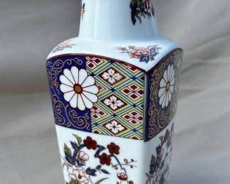 Empress Imari porcelain vase.