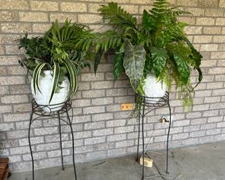 Plant stands
Pots with faux grennery
