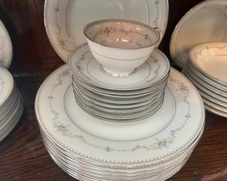 8 place settings Noritake Fairmont plus serving pieces. ( short a few pieces)