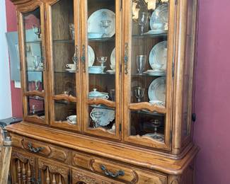 Thomasville French Country Oak Dining Table , 6 chairs and china cabinet