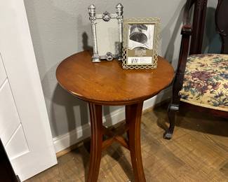 Small Round Table, Frames